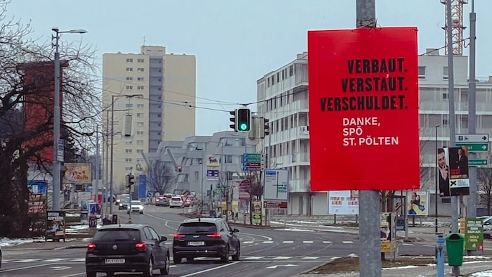 Mit roten Plakaten will die Volkspartei punkten.