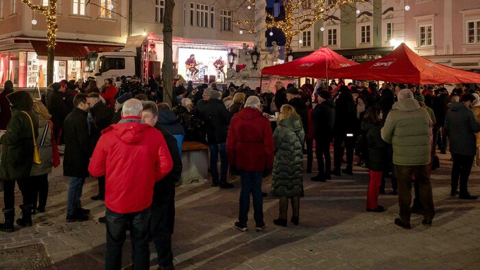 Dutzende Sozialdemokraten waren am St. Pöltner Herrenplatz, um Bürgermeister Matthias Stadler zu ...