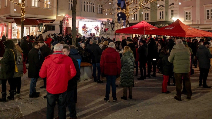 Dutzende Sozialdemokraten waren am St. Pöltner Herrenplatz, um Bürgermeister Matthias Stadler zu ...