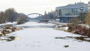 Auch die Traisen beim Regierungsviertel in St. Pölten zeigt sich derzeit tief winterlich.