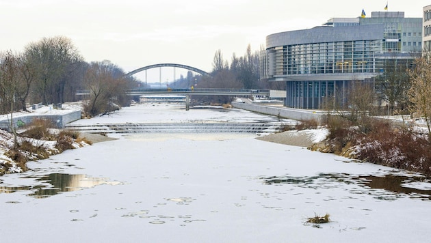 Auch die Traisen beim Regierungsviertel in St. Pölten zeigt sich derzeit tief winterlich.