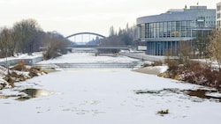 Auch die Traisen beim Regierungsviertel in St. Pölten zeigt sich derzeit tief winterlich.