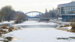 Auch die Traisen beim Regierungsviertel in St. Pölten zeigt sich derzeit tief winterlich.