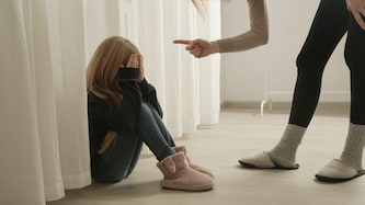 Die Mutter schimpfte ihre Kinder immer wieder, aber geschlagen wurden sie nicht.