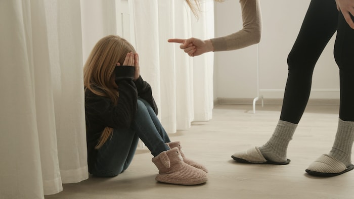 Die Mutter schimpfte ihre Kinder immer wieder, aber geschlagen wurden sie nicht.