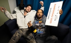 So sehen Sieger aus: Ferry und Marvin feiern mit Schampus-Flasche und Scheck ihren Sieg bei der ...