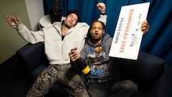 So sehen Sieger aus: Ferry und Marvin feiern mit Schampus-Flasche und Scheck ihren Sieg bei der ...