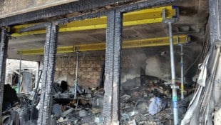 Das Erdgeschoß des kleinen Hauses brannte bis auf die Grundmauern nieder.