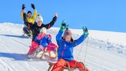 Beim Rodeln ist ein Helm noch keine Selbstverständlichkeit, auch nicht bei Kindern (Symbolbild).