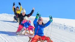 Beim Rodeln ist ein Helm noch keine Selbstverständlichkeit, auch nicht bei Kindern (Symbolbild).