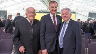 Seine beiden Nachfolger Josef Pühringer (re.) und Thomas Stelzer (M.) werden am Requiem von ...