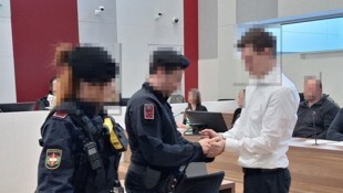 Der 34-jährige Wiener sitzt seit Juli in U-Haft und wurde in Handschellen zum ...