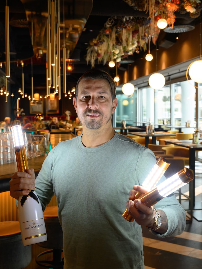 Der Linzer Barbetreiber Peter Schörgendorfer (42) mit den neuen LED-Leuchtstäben.