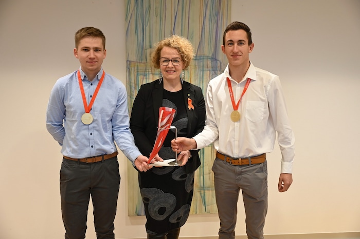 Die beiden Staatsmeister Noah Knapp und Staatsmeister Simon Berner mit Landesrätin ...