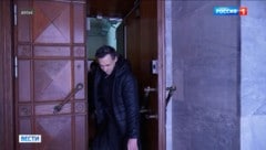 Hier wird der französische Russland-Experte gerade aus dem finsteren russischen Gefängnis ...