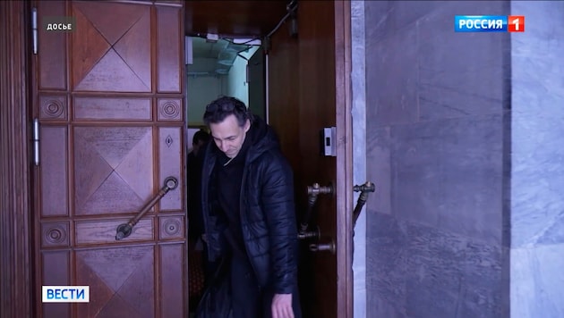 Hier wird der französische Russland-Experte gerade aus dem finsteren russischen Gefängnis ...