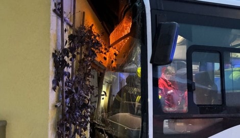 Der Bus krachte gegen eine Garage