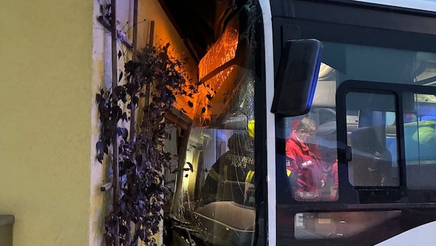 Der Bus krachte gegen eine Garage