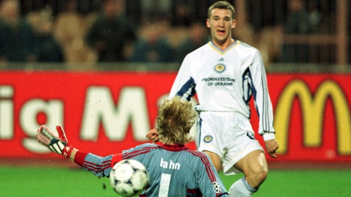 Andrej Schewtschenko netzt gegen Bayern-Legende Oliver Kahn.