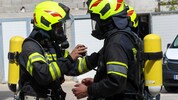 Atemschutzträger rückten in Alkoven über eine offene Balkontür in eine Wohnung vor, fanden dort ...