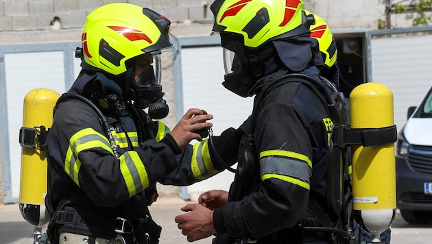 Atemschutzträger rückten in Alkoven über eine offene Balkontür in eine Wohnung vor, fanden dort ...