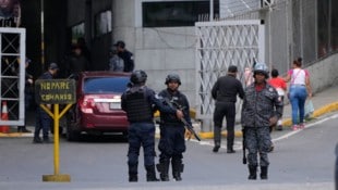Polizisten bewachen El Helicoide, das Hauptquartier des venezolanischen Geheimdienstes und ...