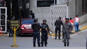 Polizisten bewachen El Helicoide, das Hauptquartier des venezolanischen Geheimdienstes und ...