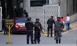 Polizisten bewachen El Helicoide, das Hauptquartier des venezolanischen Geheimdienstes und ...