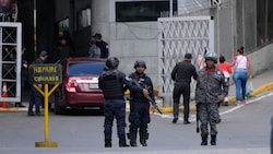 Polizisten bewachen El Helicoide, das Hauptquartier des venezolanischen Geheimdienstes und ...
