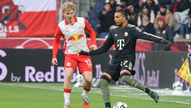 Frans Krätzig (li.) im Testspiel gegen Bayern (re. Olise).