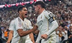 Jude Bellingham feiert Torschütze Federico Valverde.
