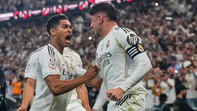 Jude Bellingham feiert Torschütze Federico Valverde.