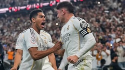 Jude Bellingham feiert Torschütze Federico Valverde.