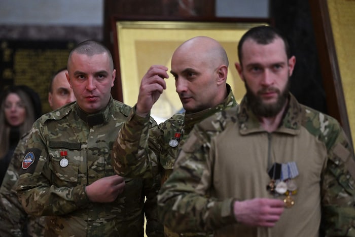 Russische Soldaten, die in die sogenannte „Militärische Spezialoperation“ involviert sind, bei ...