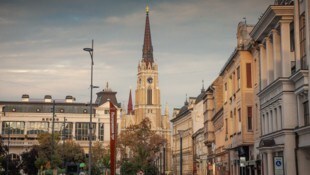 Die Kirche ist der Gottesmutter Mariä Hl. Namen geweiht.
