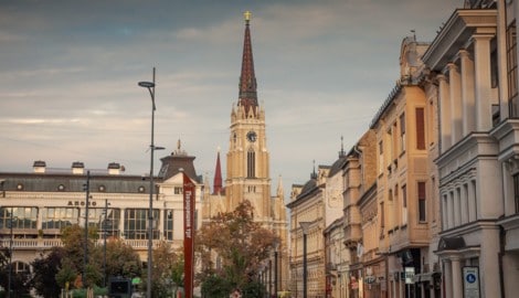 Die Kirche ist der Gottesmutter Mariä Hl. Namen geweiht.