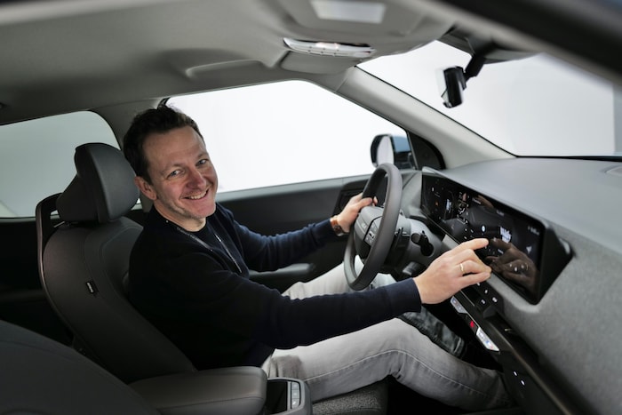 Erste Sitzprobe im elektrischen 4,06-m-SUV KIA EV2 vor der Premiere in Brüssel.