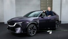 Das elektrische 4,85-m-SUV Mazda CX-6e in der Farbe Nightfall Violet. 