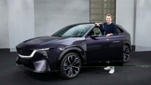 Das elektrische 4,85-m-SUV Mazda CX-6e in der Farbe Nightfall Violet. 