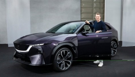 Das elektrische 4,85-m-SUV Mazda CX-6e in der Farbe Nightfall Violet. 