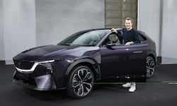 Das elektrische 4,85-m-SUV Mazda CX-6e in der Farbe Nightfall Violet. 