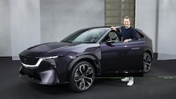 Das elektrische 4,85-m-SUV Mazda CX-6e in der Farbe Nightfall Violet. 
