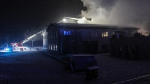 Durch ein Großaufgebot der Feuerwehr konnte der Brand in Kirchham rasch unter Kontrolle gebracht ...