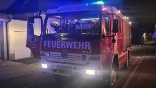 Die Feuerwehr wurde kurz vor Mitternacht alarmiert. (Archivbild)