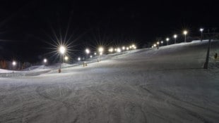 Beim Abend-Skilauf (Symbolbild) sei es zu dem Unfall gekommen. 