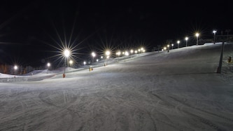 Beim Abend-Skilauf (Symbolbild) sei es zu dem Unfall gekommen. 