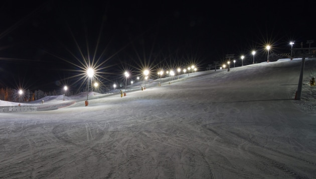Beim Nachtskifahren in Söll (Symbolbild) kam es zu dem schrecklichen Unfall.