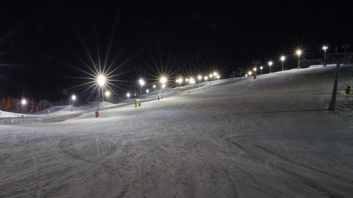 Beim Abend-Skilauf (Symbolbild) sei es zu dem Unfall gekommen.