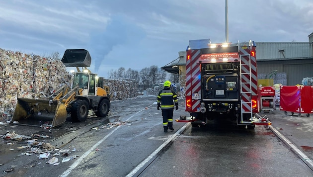 Das brennende Material wurde vor der Halle abgelöscht.