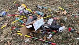 Oftmals wird der hochgiftige Rest von Raketen und Böllern einfach liegen gelassen – so wie es ...